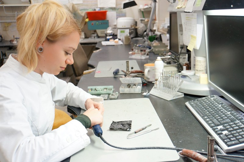 Ausarbeiten der CAD CAM Rohlinge Individualisieren von Zahnkronen und Veneeren nach der Fräsung