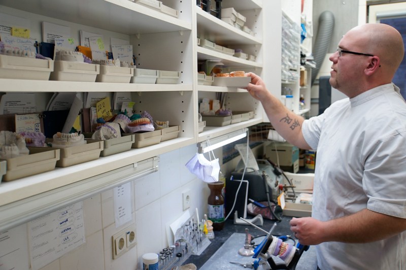 Reparatur und Herstellung von Zahnprothesen Kunststofftechniker für individeuelle Zahnersatzherstellung