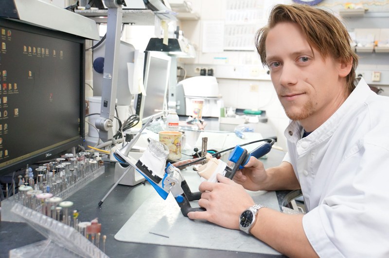 Bisskontrolle Artikulator Zahnreihe passt zusammen Kontrolle der Bisslage mit einem Artikulator