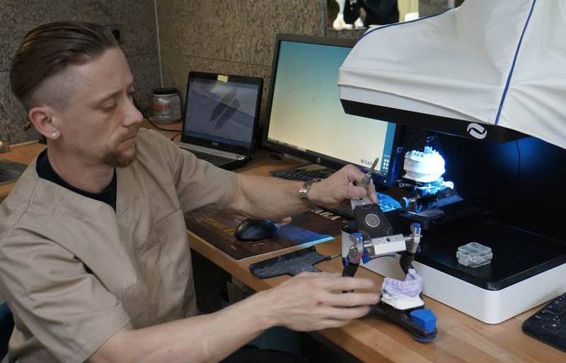 Im eigenen Zahnlabor kann Zahnersatz individuell angepasst werden